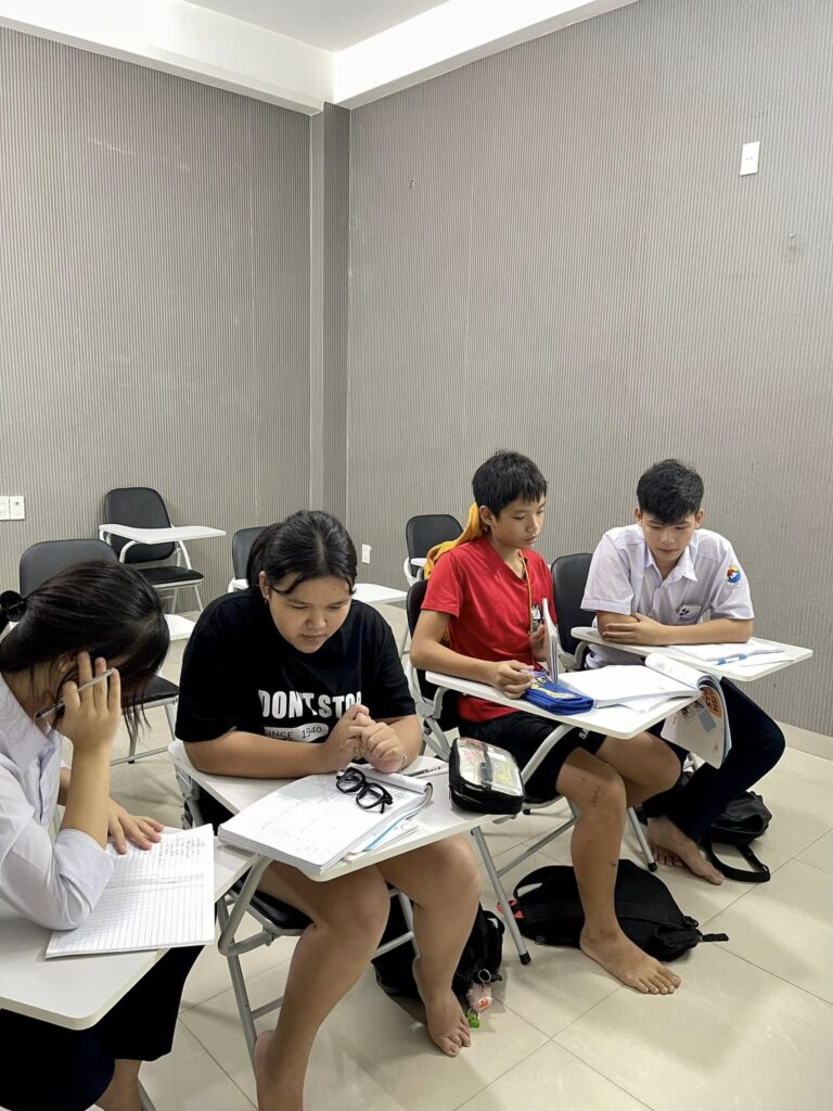 Tham gia thảo luận nhóm