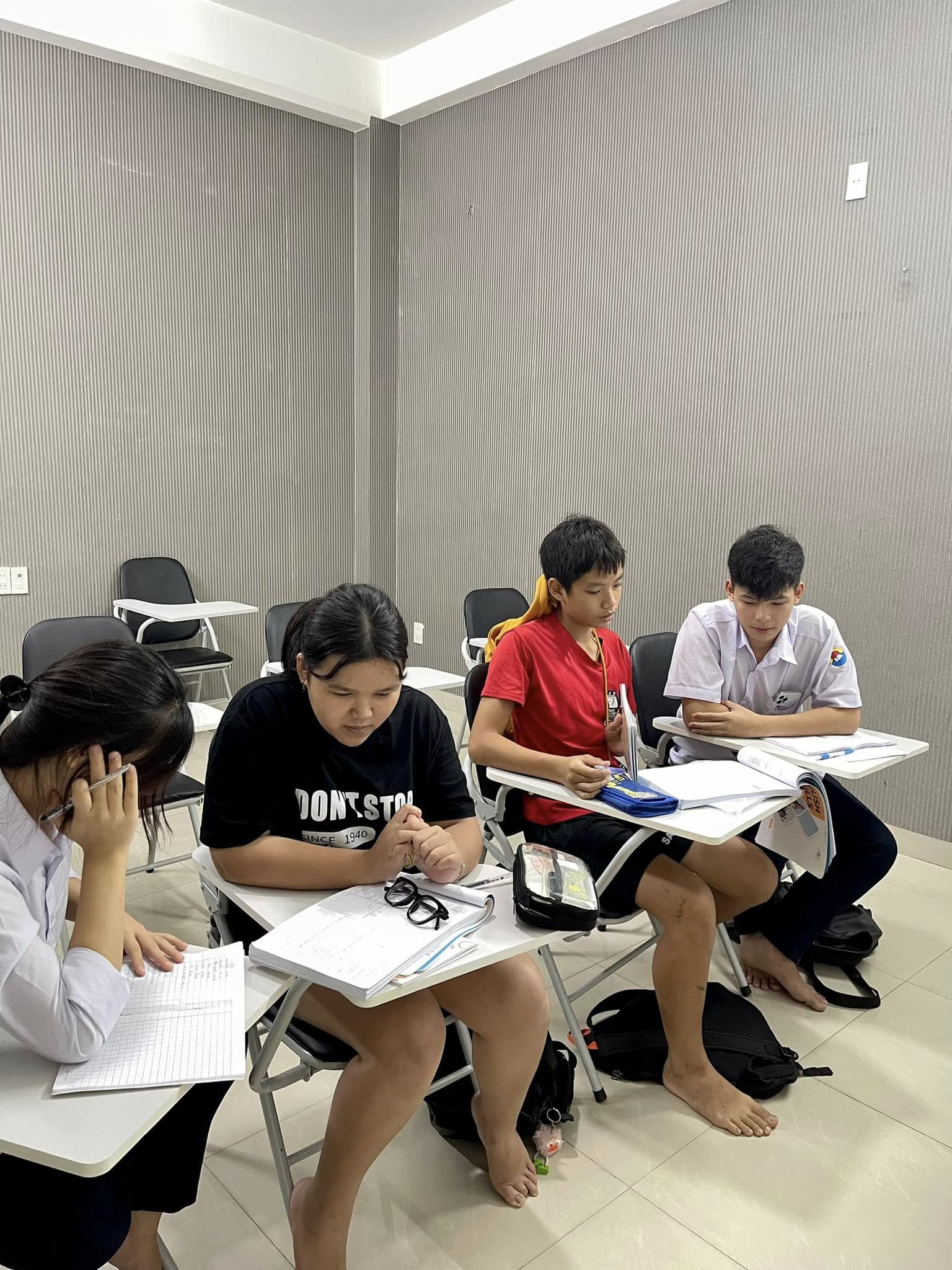 Tham gia thảo luận nhóm