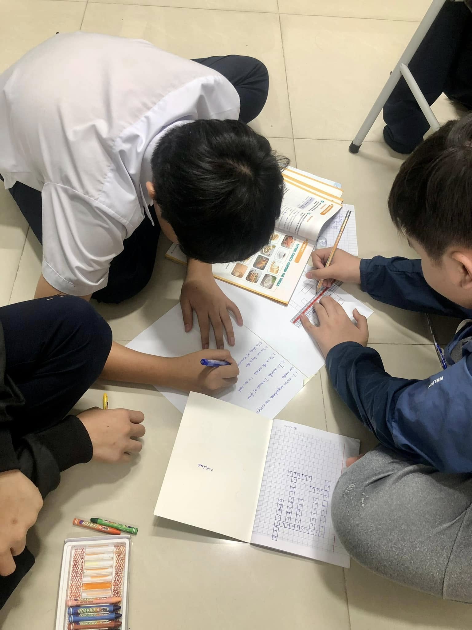 Hoạt động nhóm trong lớp học POLA