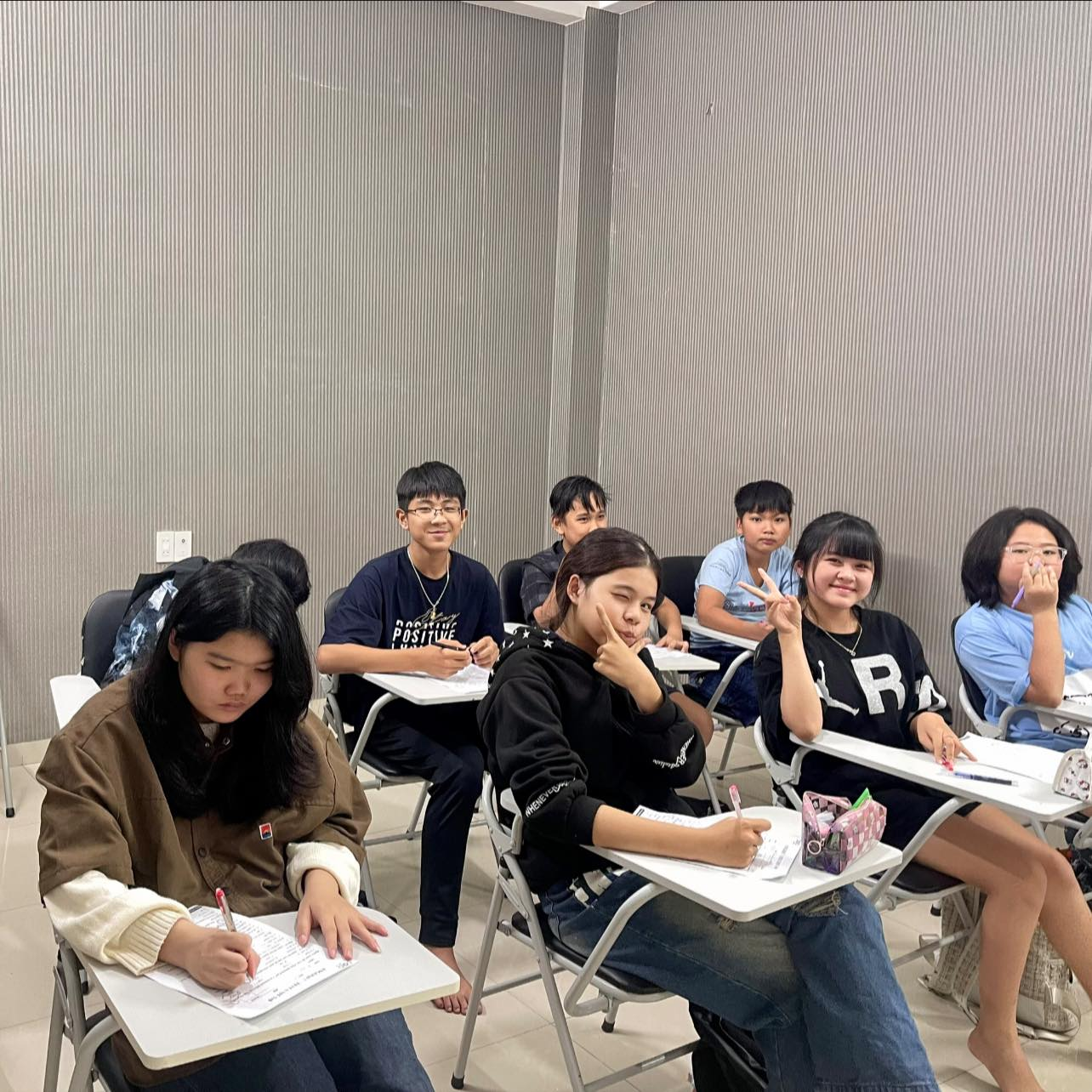 Tại Sao Nên Xây Nền Tảng Tiếng Anh Sớm Cho Học Sinh THCS Và THPT? 2 Môi trường học Tiếng Anh thoải mái
