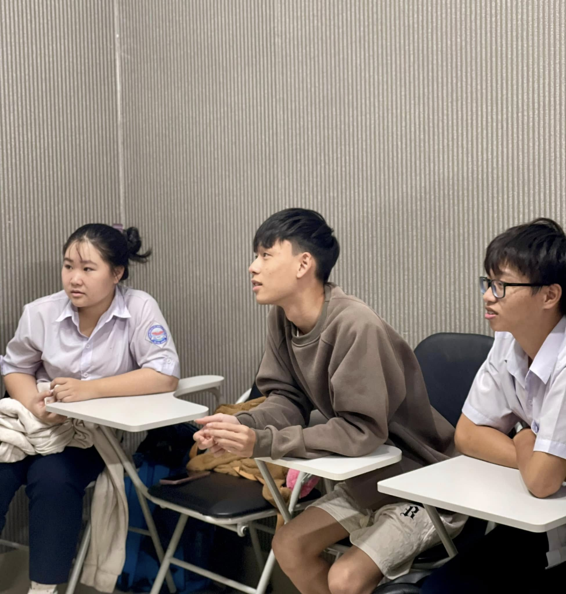 Các bạn lớp 11 đang được cô giáo ôn lại từ vựng